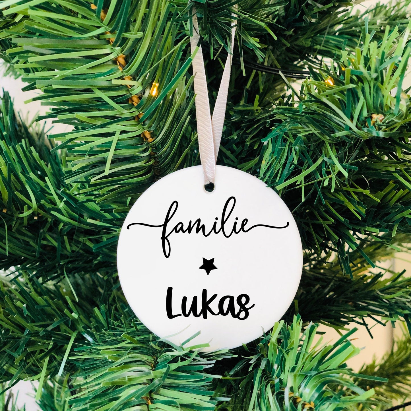 Weihnachtsanhänger Keramik Design Familie Nachname - Anhänger personalisiert Name - Weihnachtskugel Alternative - Geschenkanhänger - 7,5 cm