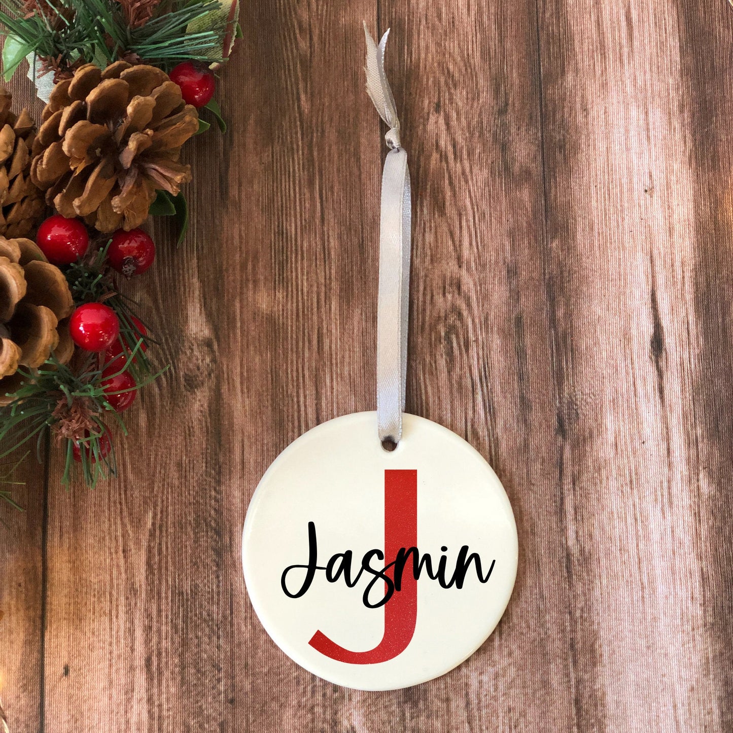 Weihnachtsanhänger Keramik Initial und Name - Anhänger personalisiert mit Namen - Weihnachtskugel Alternative - Geschenkanhänger - 7,5 cm
