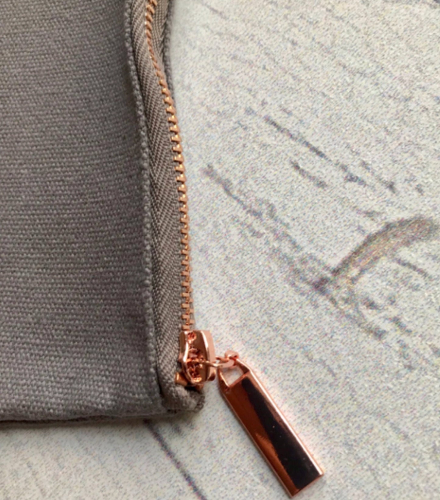 Kosmetikbeutel in Grau – Personalisiert mit deinem Wunschwort in Roségold