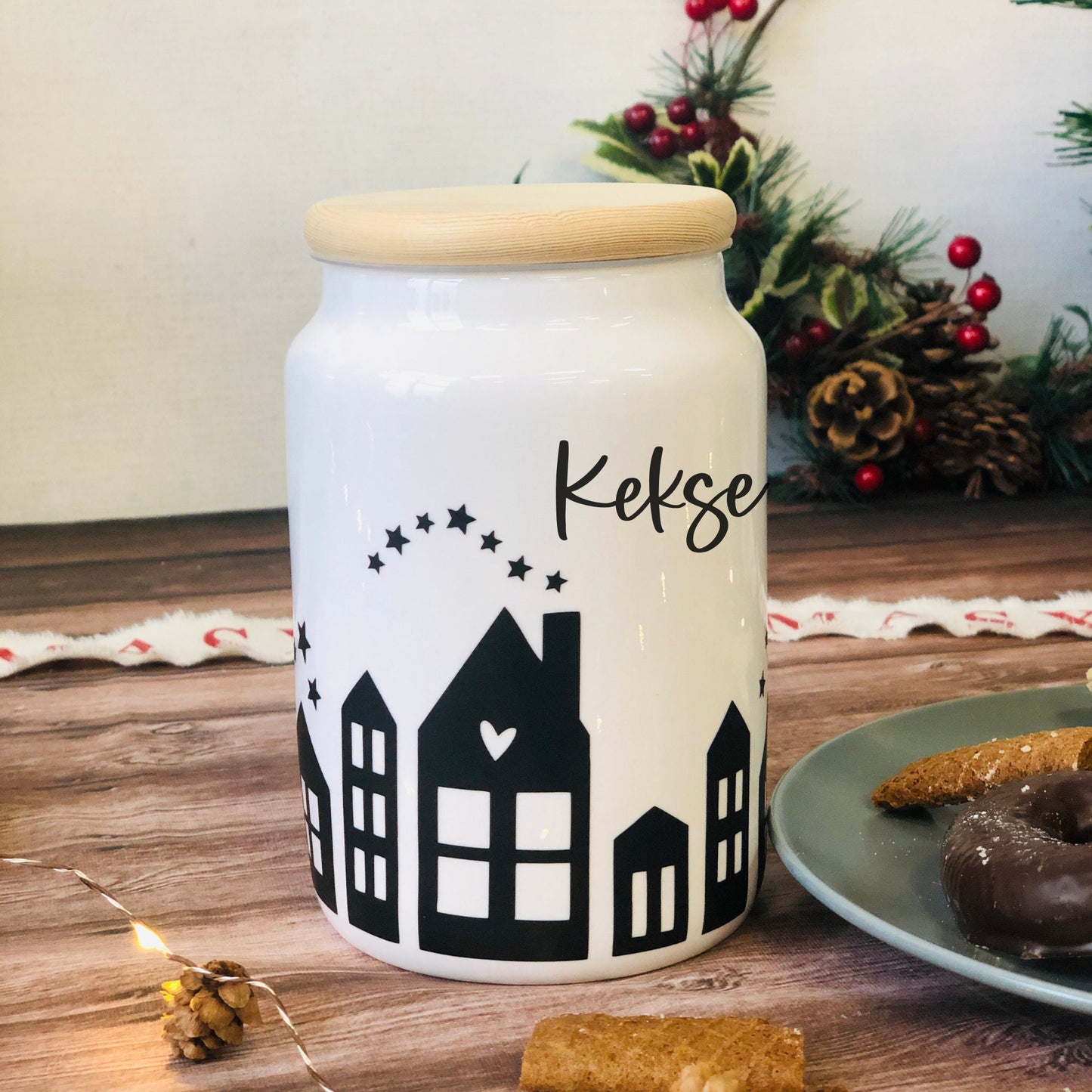 Keksdose personalisiert mit Wunschtext, Geschenk Weihnachten, Mama, Oma, Plätzchendose, Vorratsdose Keramik mit Holzdeckel - Design Häuser