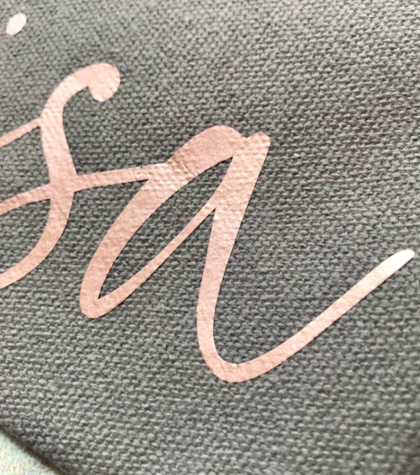 Kosmetikbeutel in Grau – Personalisiert mit deinem Wunschwort in Roségold