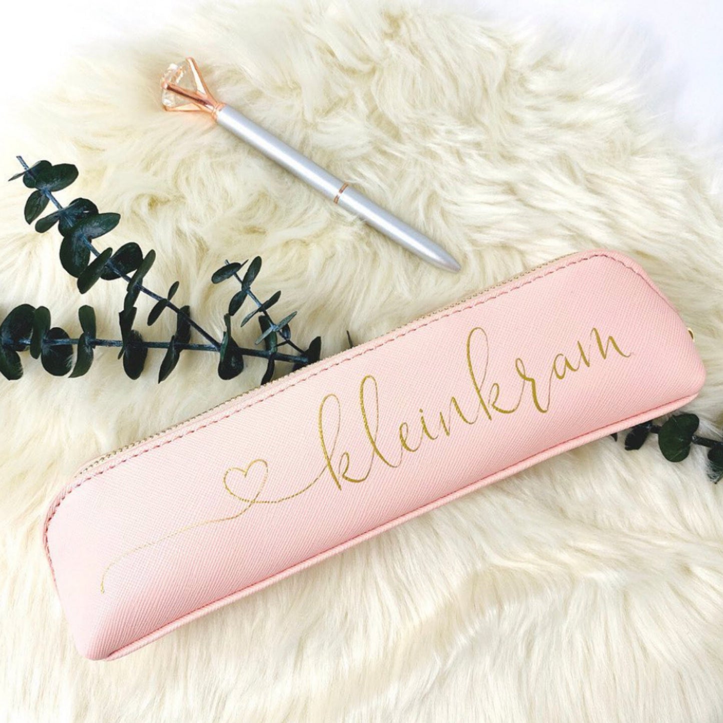 Personalisiertes Etui aus Rosanem Kunstleder mit Wunschtext in Herz-Schrift