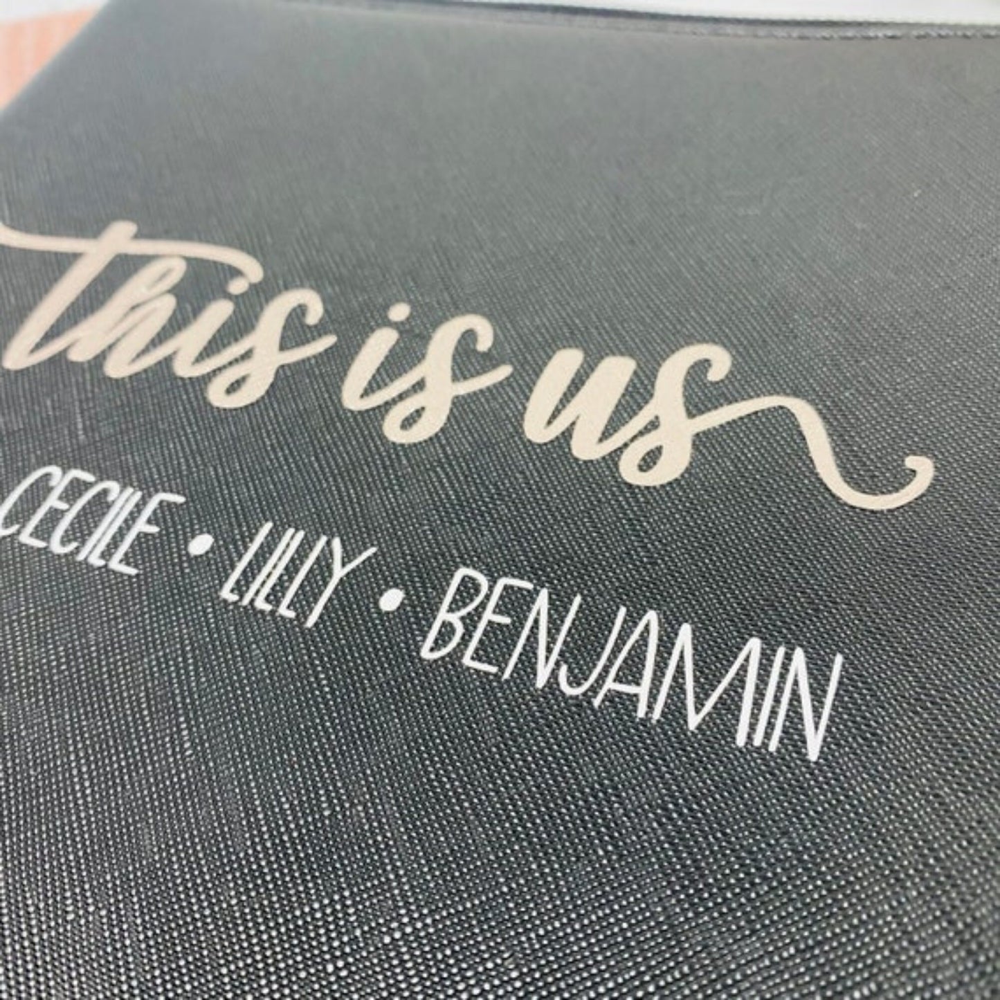 Familienorganizer personalisiert - This is us - für Dokumente und Unterlagen - schwarz