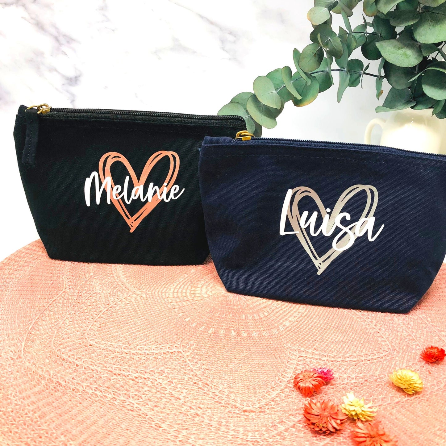 Geschenk für die Mama oder Freundin - kleine personalisierte Kosmetiktasche in schwarz oder navy - schön zum Geburtstag oder Muttertag