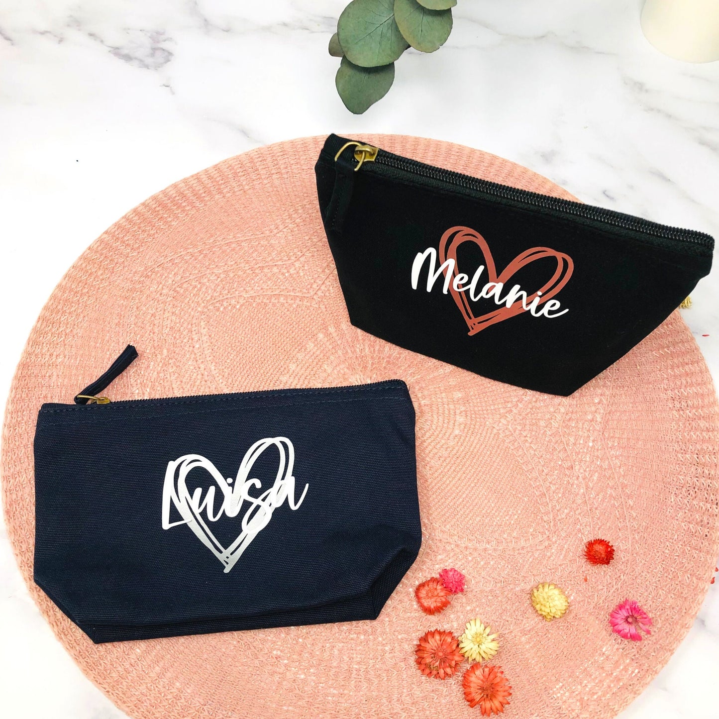 Geschenk für die Mama oder Freundin - kleine personalisierte Kosmetiktasche in schwarz oder navy - schön zum Geburtstag oder Muttertag