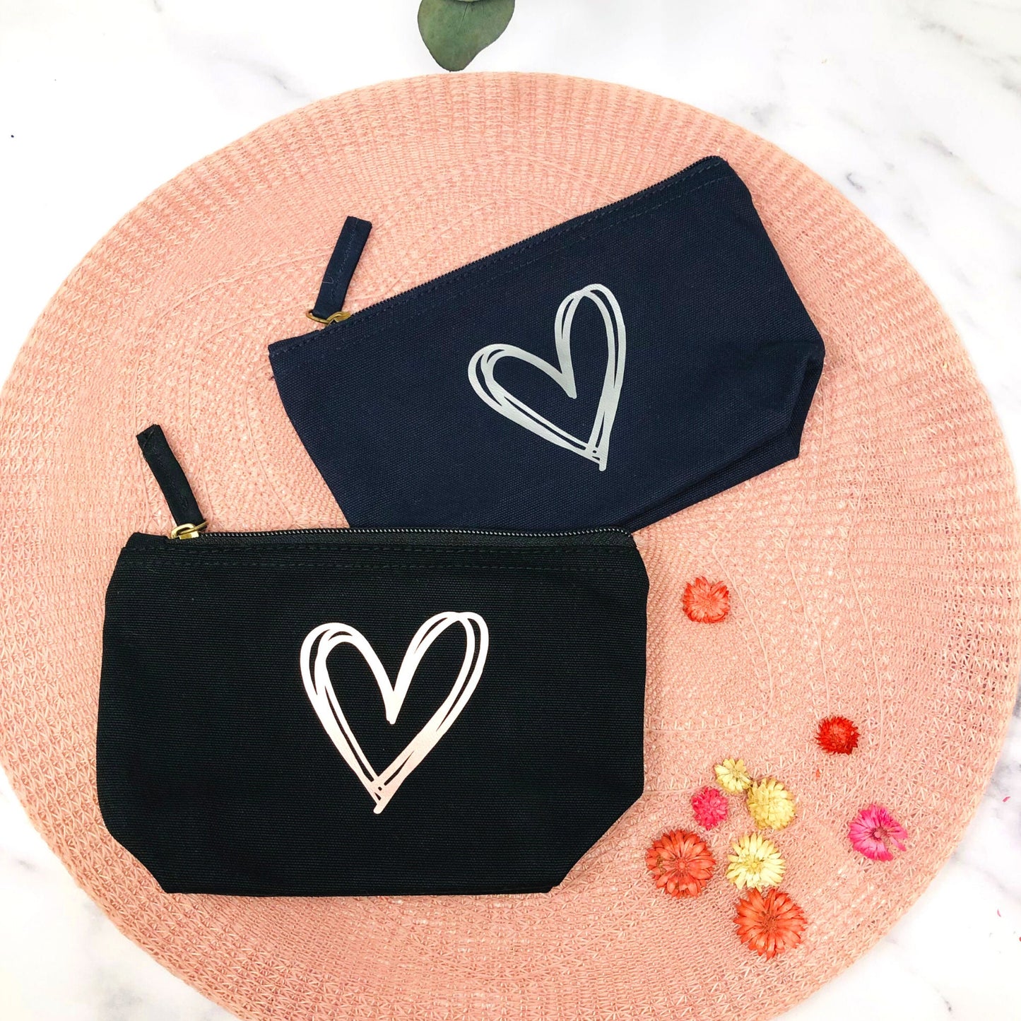 Geschenk für die Mama oder Freundin - kleine personalisierte Kosmetiktasche in schwarz oder navy - schön zum Geburtstag oder Muttertag