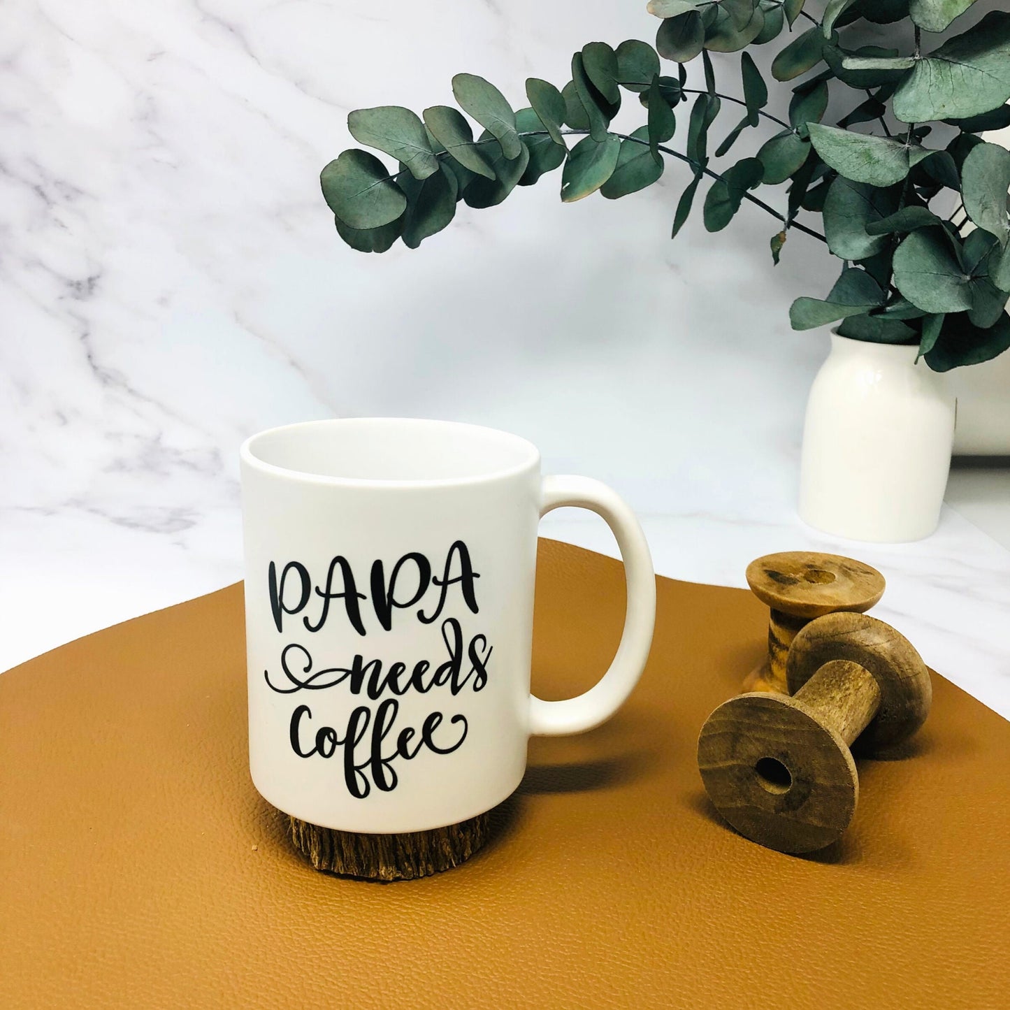 Geschenk Papa Vatertag Geburt - Tasse Keramiktasse Becher Papa needs Coffee