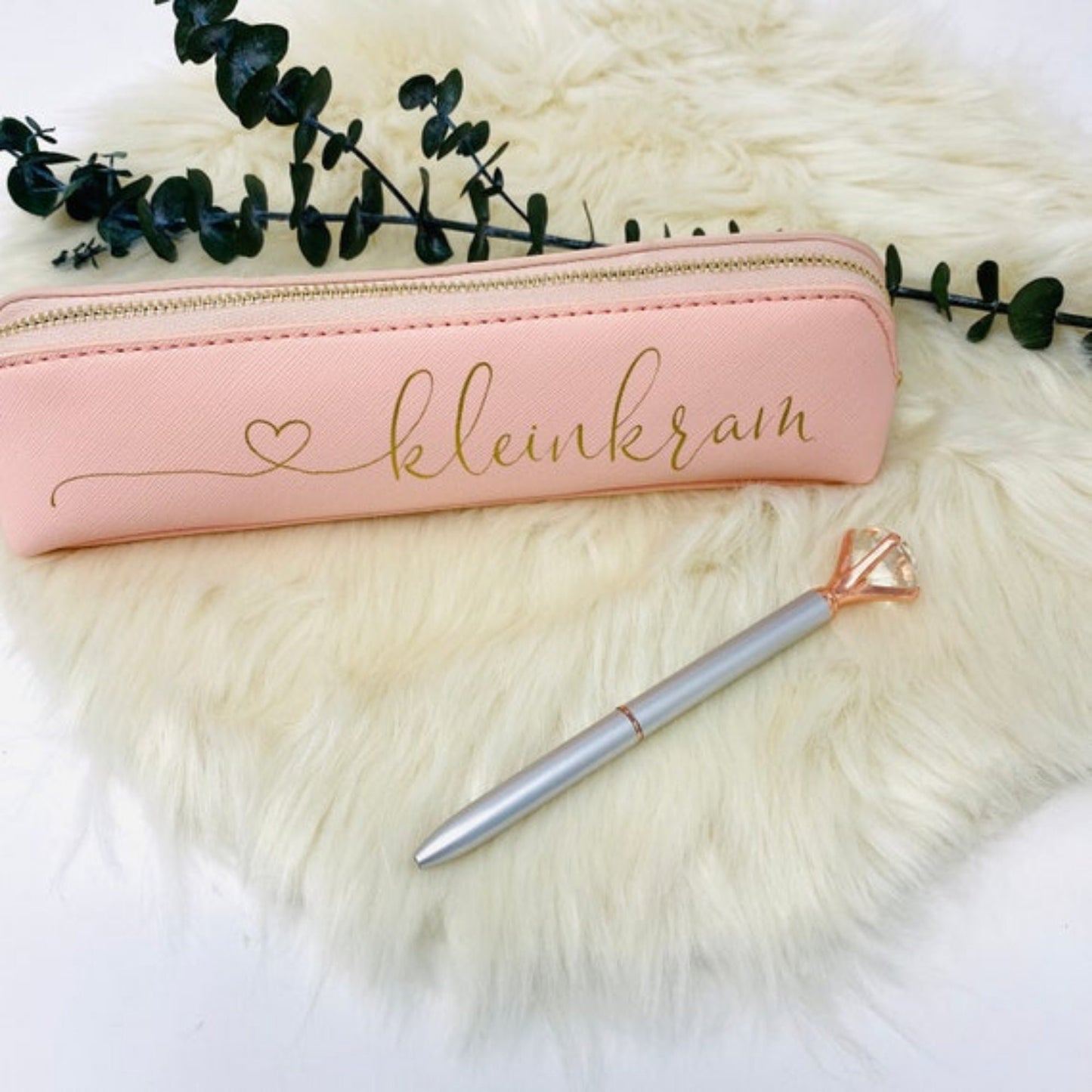 Personalisiertes Etui aus Rosanem Kunstleder mit Wunschtext in Herz-Schrift