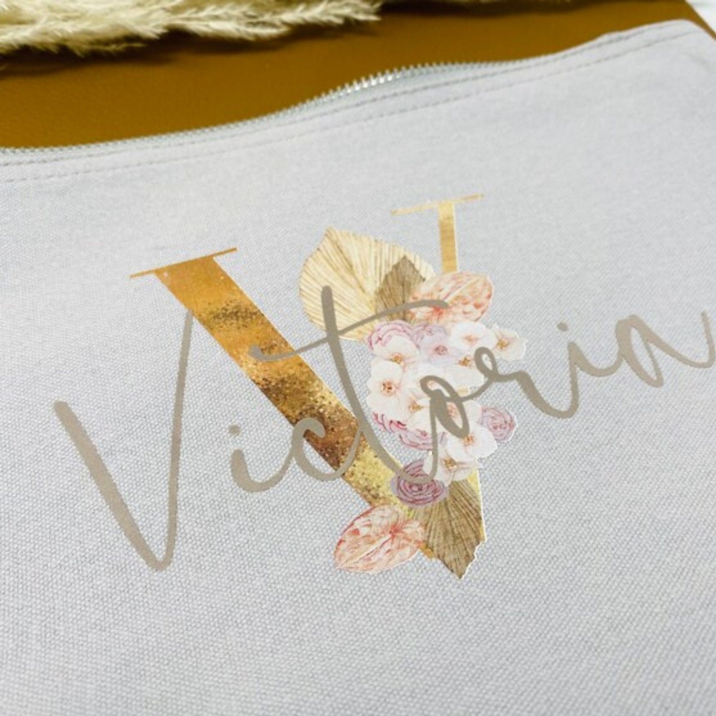 Kosmetiktasche personalisiert mit Initial und Wunschwort - Geschenk beste Freundin Schwester Mama - verschiedene Farben - PAMPAS