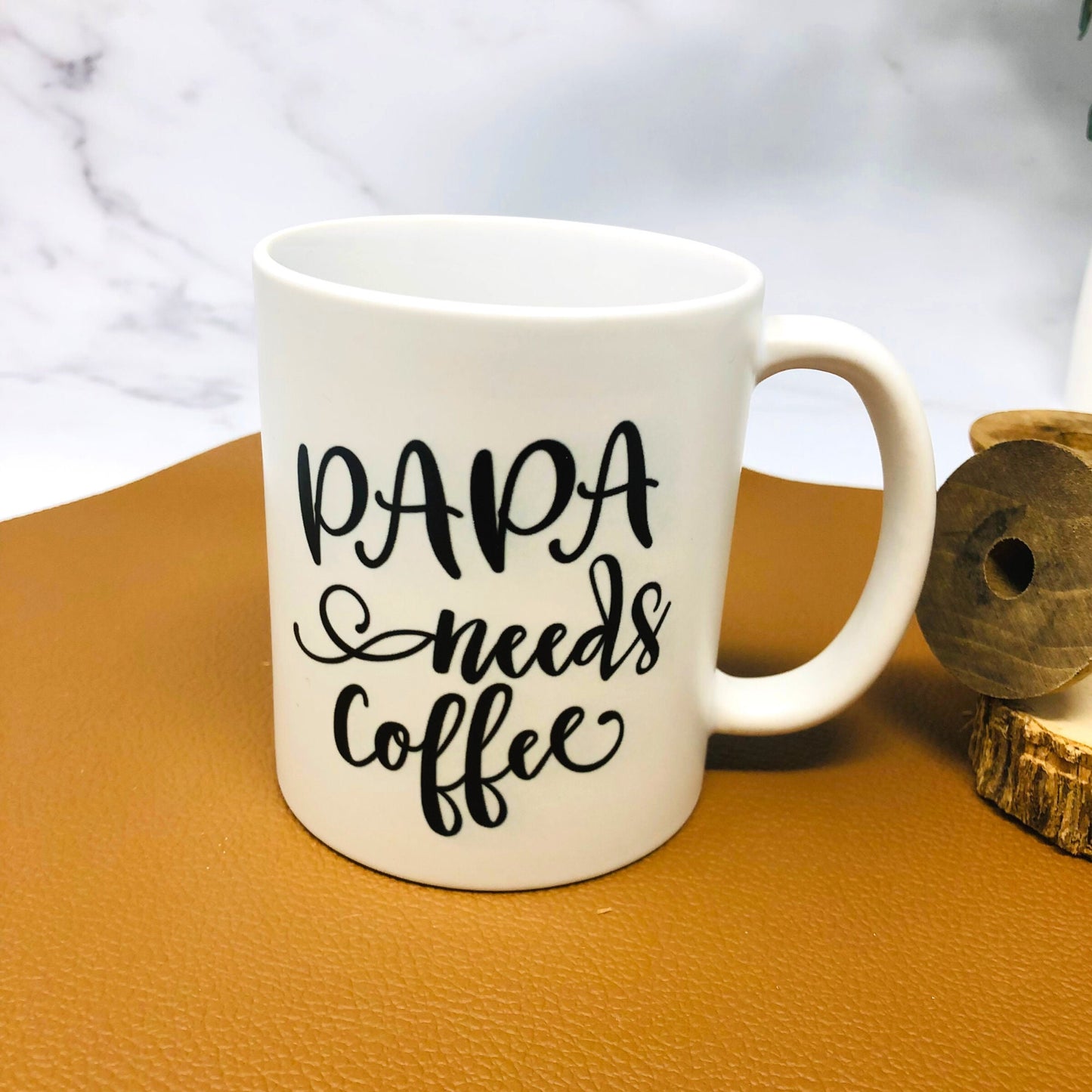 Geschenk Papa Vatertag Geburt - Tasse Keramiktasse Becher Papa needs Coffee