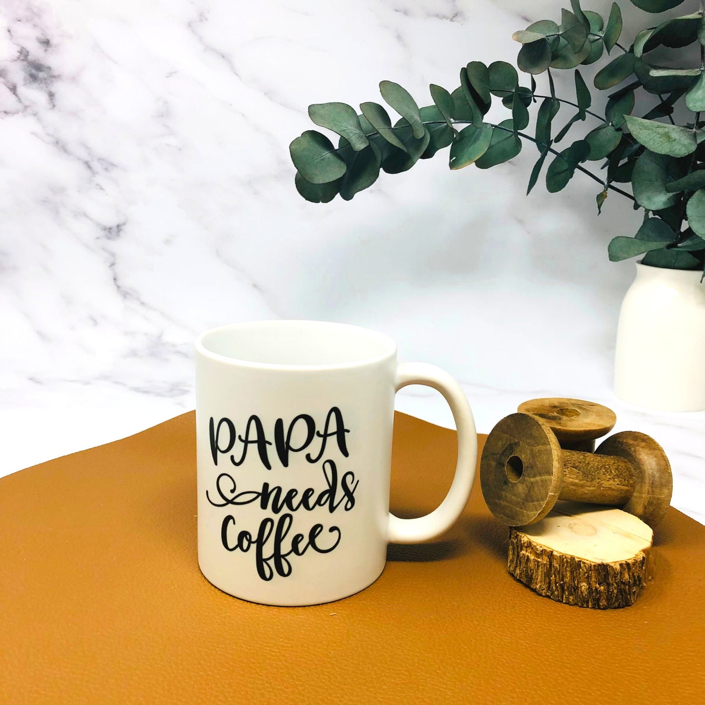 Geschenk Papa Vatertag Geburt - Tasse Keramiktasse Becher Papa needs Coffee