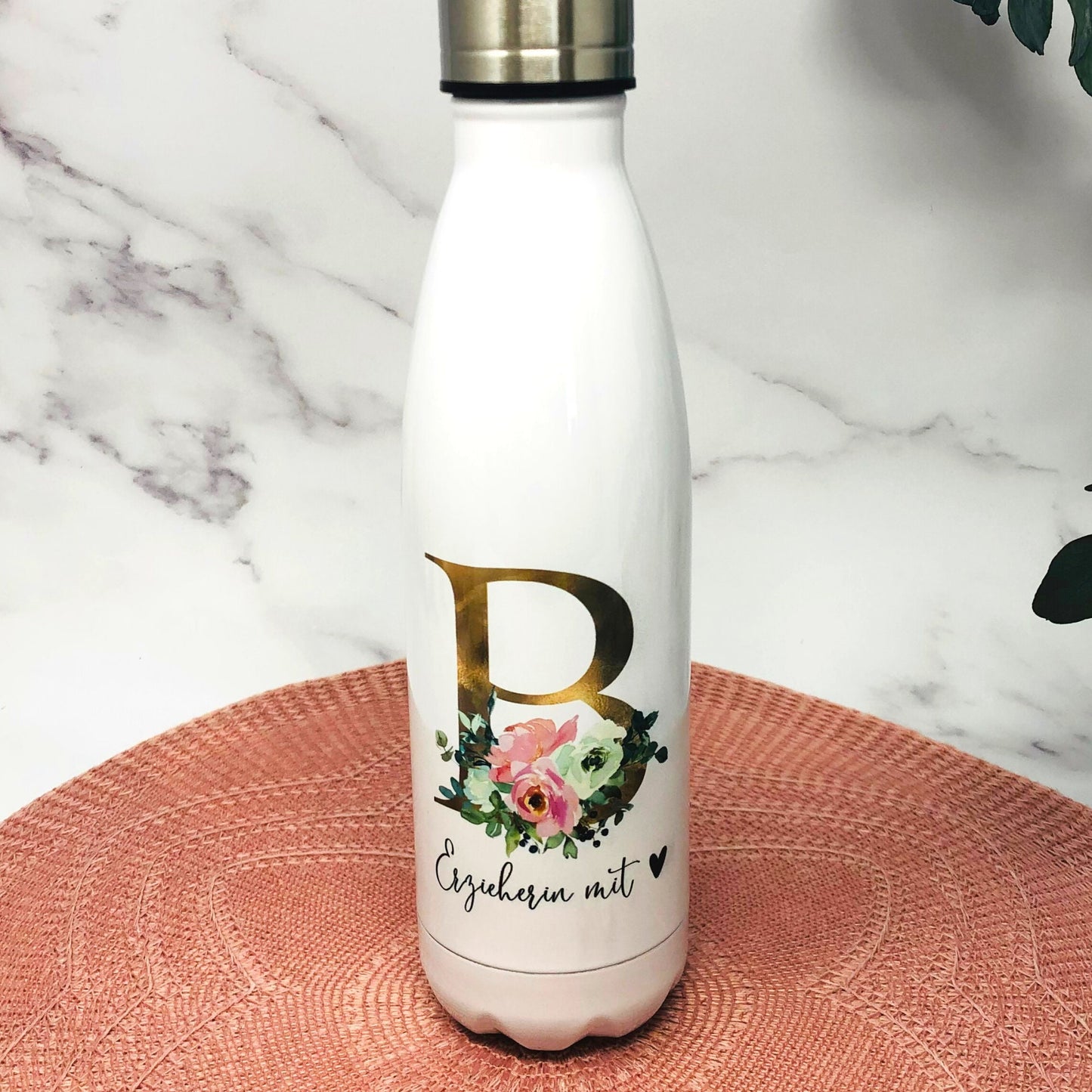 Personalisierte Edelstahl-Trinkflasche für Erzieherinnen - Mit Initial in Gold und Blumendesign