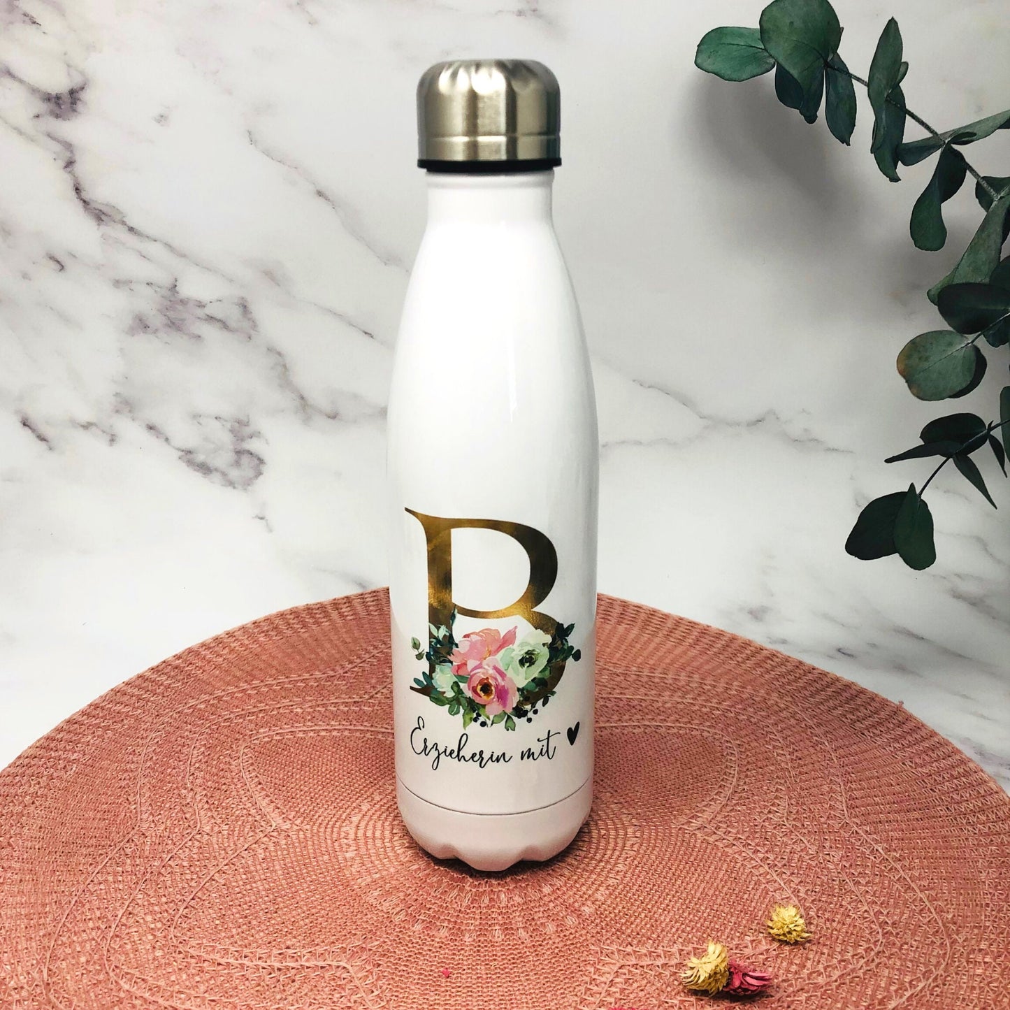 Personalisierte Edelstahl-Trinkflasche für Erzieherinnen - Mit Initial in Gold und Blumendesign