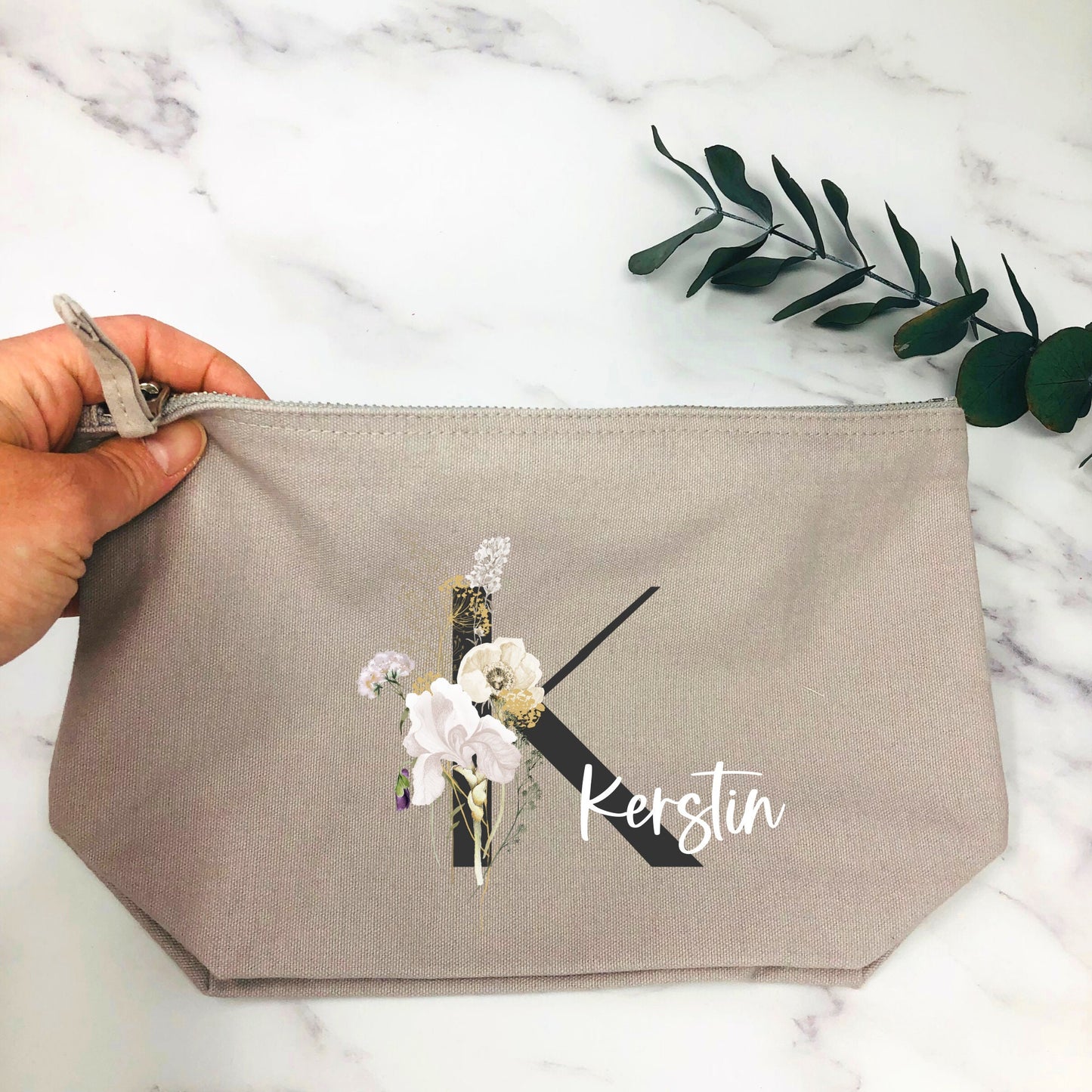 Kosmetiktasche personalisiert mit Initial und Wunschwort - Geschenk beste Freundin Schwester Mama - verschiedene Farben - Wildblumen