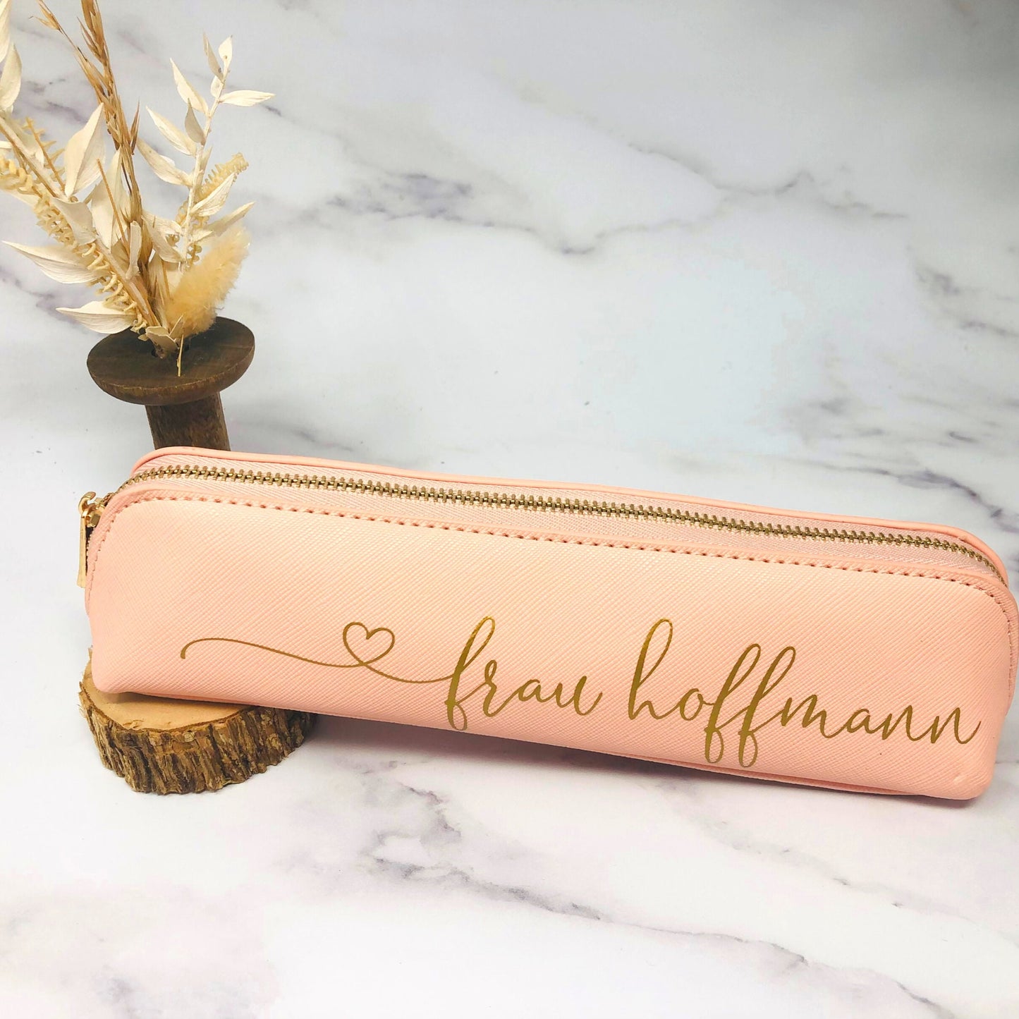 Personalisiertes Etui aus Rosanem Kunstleder mit Wunschtext in Herz-Schrift