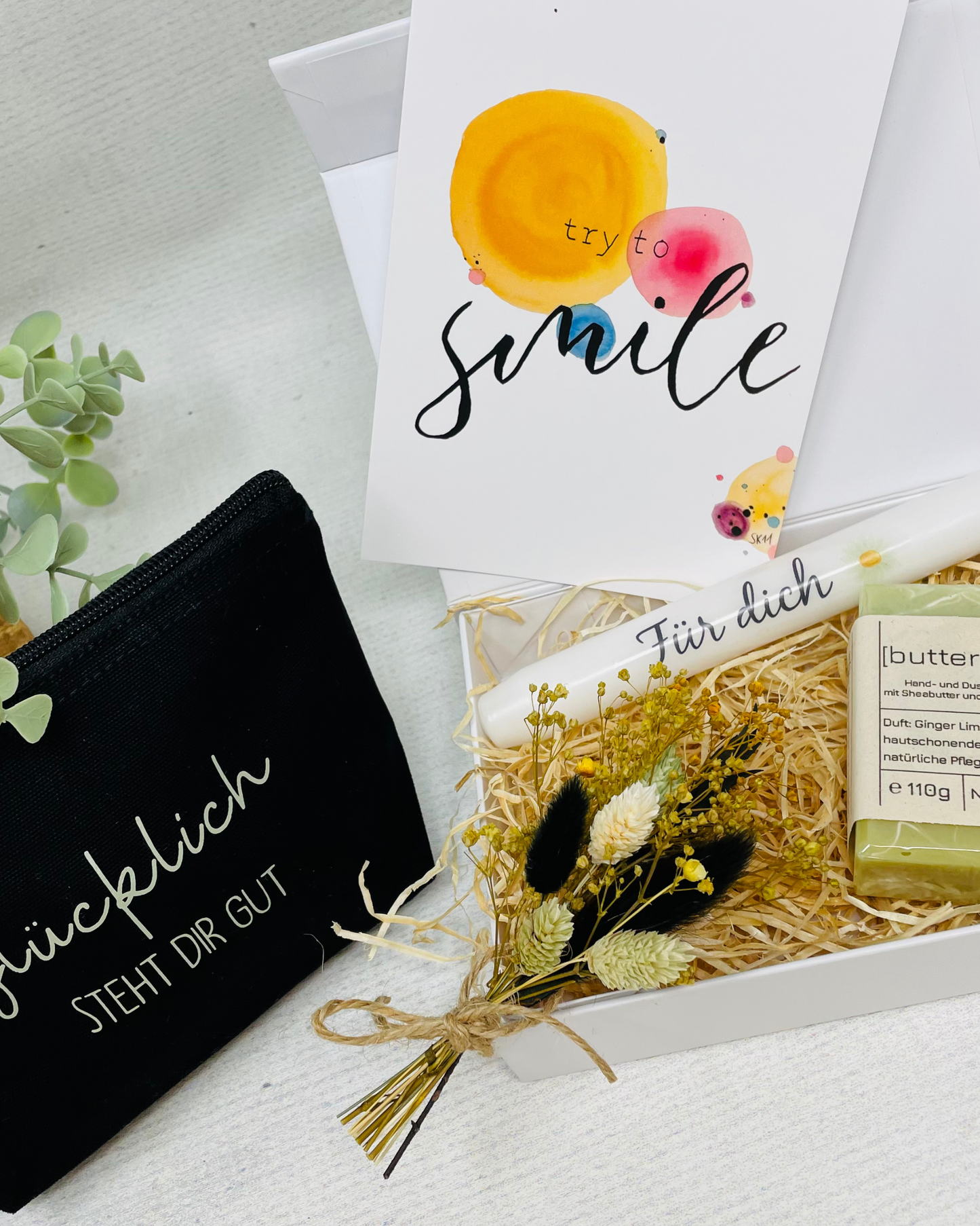 personalisierte weiße Geschenkbox "für Dich" - mit Seife Buttermilk , Kerze und Kosmetiktasche