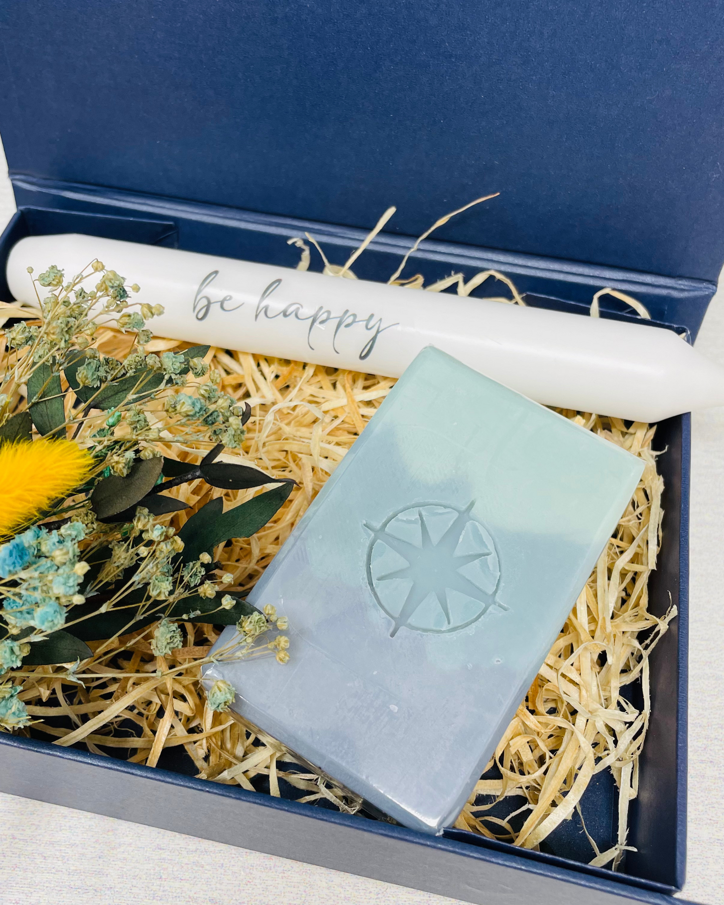 Geschenkeset auch für Männer mit Seife Ice, Kosmetikbeutel und Kerze, Geschenkbox in Blau – Be Happy