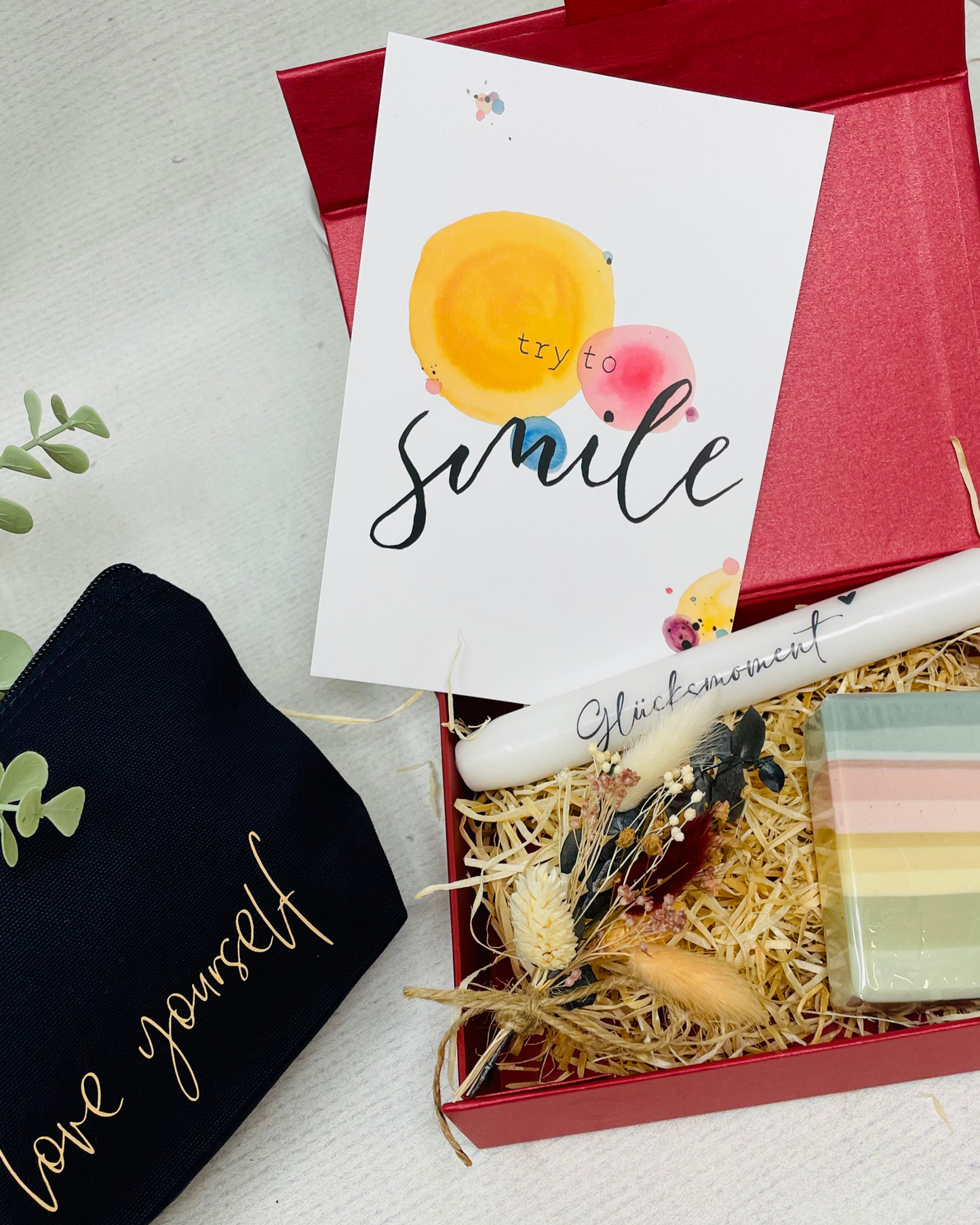 Geschenkbox in Rot – Glücksmomente erleben - mit Seife Goat , Kerze und Kosmetiktasche