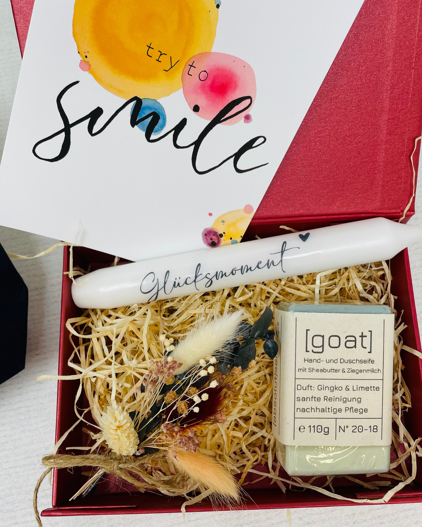 Geschenkbox in Rot – Glücksmomente erleben - mit Seife Goat , Kerze und Kosmetiktasche