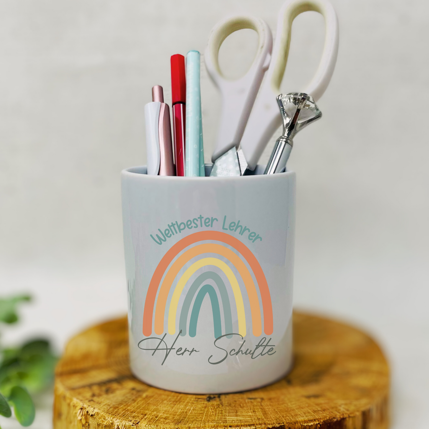 Personalisierter Stiftebecher für Lehrer:in - Stiftehalter - Behälter Kugelschreiber- Lehrerin Geschenk - Einschulung - Regenbogen