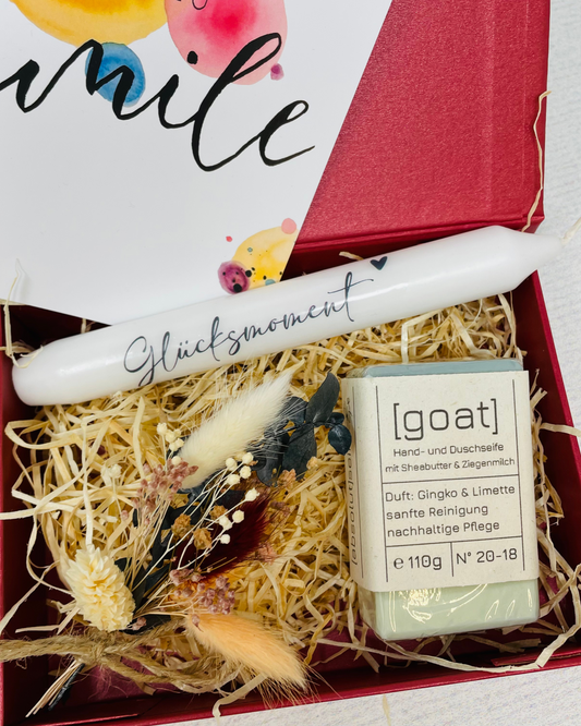 Geschenkbox in Rot – Glücksmomente erleben - mit Seife Goat , Kerze und Kosmetiktasche