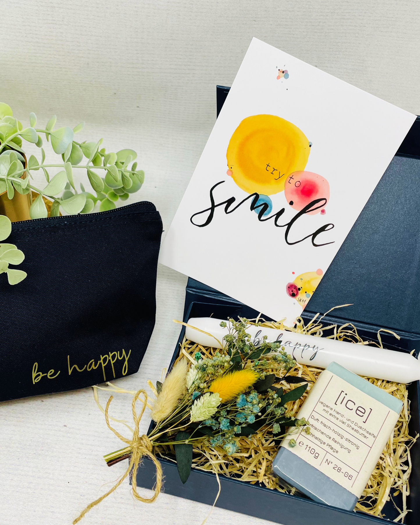 Geschenkeset auch für Männer mit Seife Ice, Kosmetikbeutel und Kerze, Geschenkbox in Blau – Be Happy