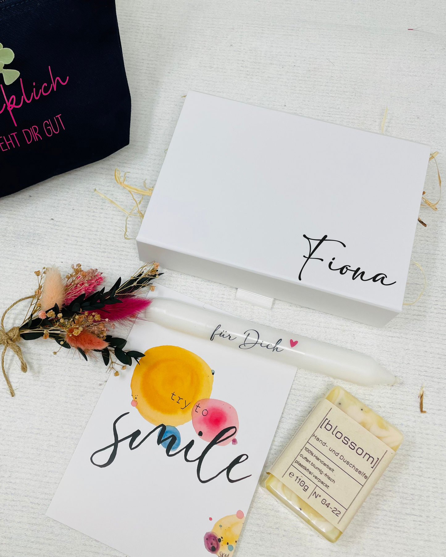 Tolle Geschenkbox "für Dich" in weiß - mit Seife Blossom , Kerze und Kosmetiktasche