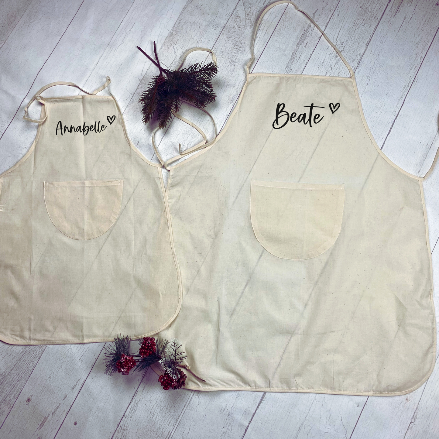 Baumwolle Schürze in naturweiß - mit Tasche - personalisiert Name und Herz - schlicht -  zum Backen,Basteln und Kochen