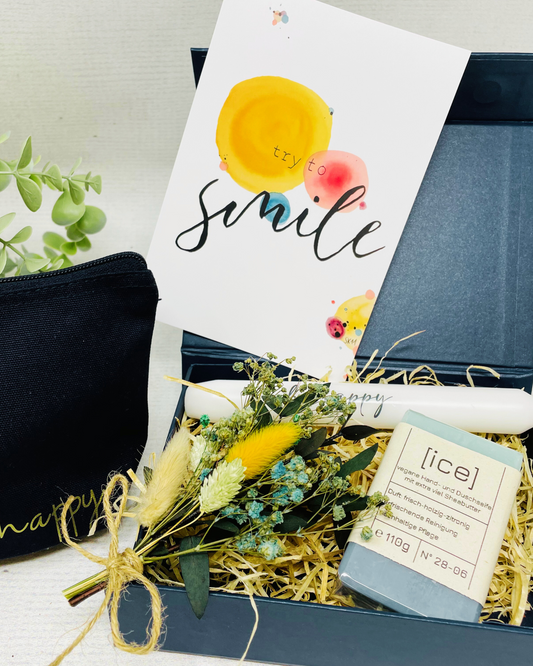 Geschenkeset auch für Männer mit Seife Ice, Kosmetikbeutel und Kerze, Geschenkbox in Blau – Be Happy