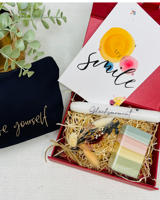 Geschenkbox in Rot – Glücksmomente erleben - mit Seife Goat , Kerze und Kosmetiktasche