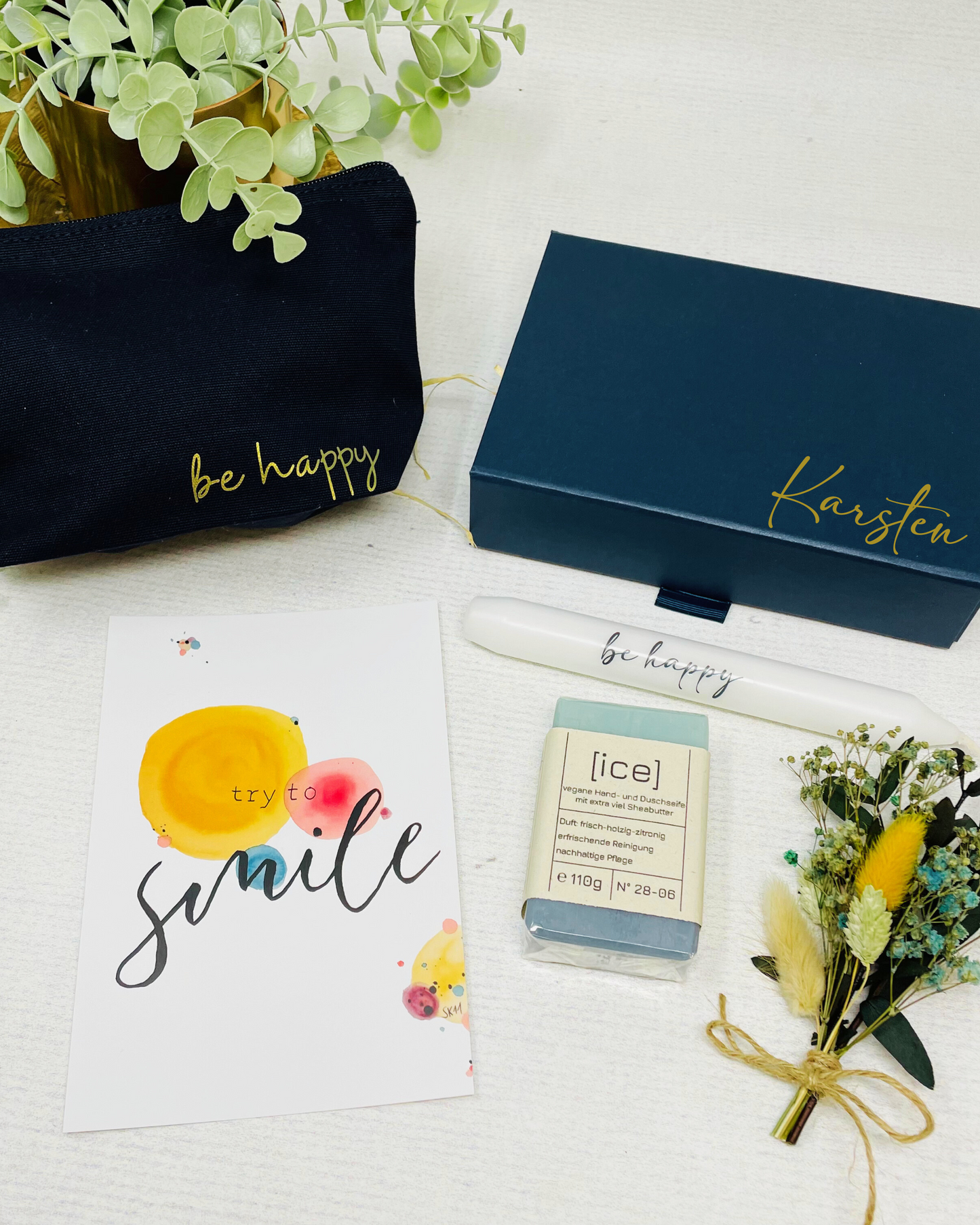Geschenkeset auch für Männer mit Seife Ice, Kosmetikbeutel und Kerze, Geschenkbox in Blau – Be Happy