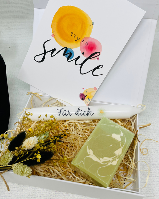 personalisierte weiße Geschenkbox "für Dich" - mit Seife Buttermilk , Kerze und Kosmetiktasche