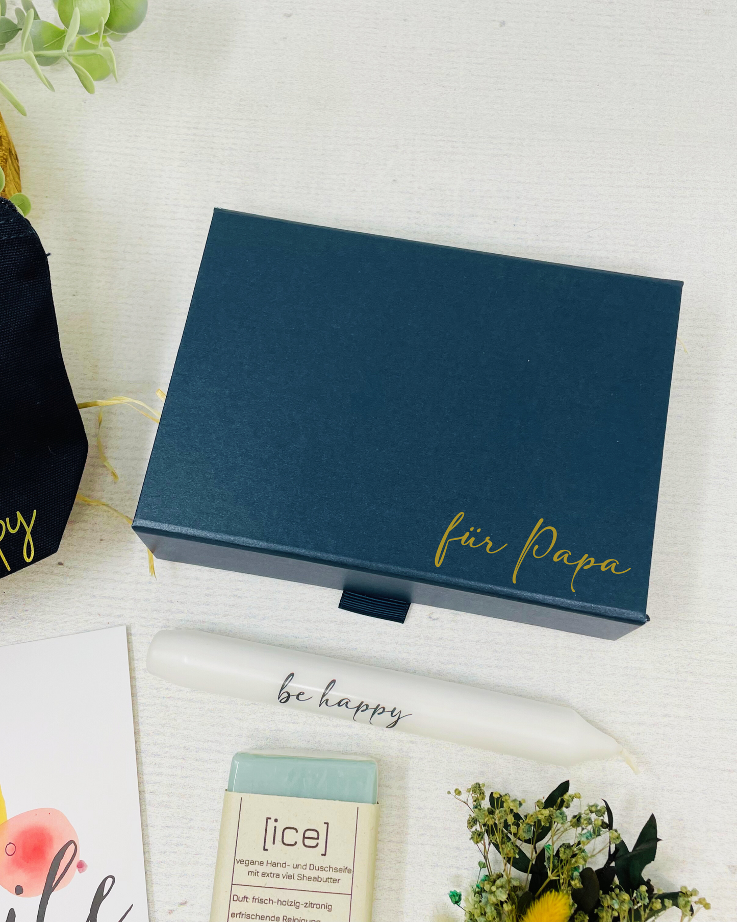 Geschenkeset auch für Männer mit Seife Ice, Kosmetikbeutel und Kerze, Geschenkbox in Blau – Be Happy