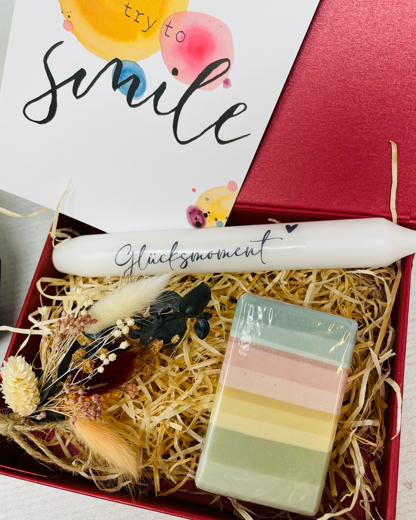 Geschenkbox in Rot – Glücksmomente erleben - mit Seife Goat , Kerze und Kosmetiktasche