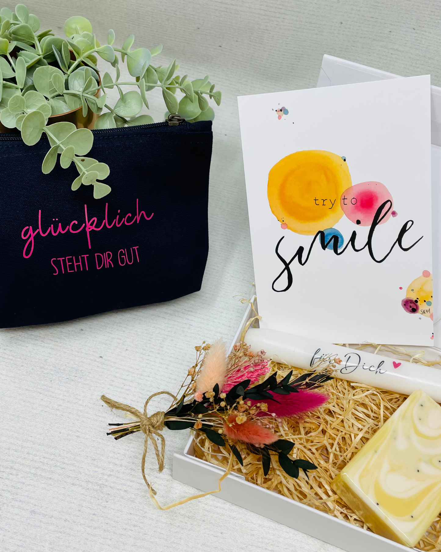 Tolle Geschenkbox "für Dich" in weiß - mit Seife Blossom , Kerze und Kosmetiktasche