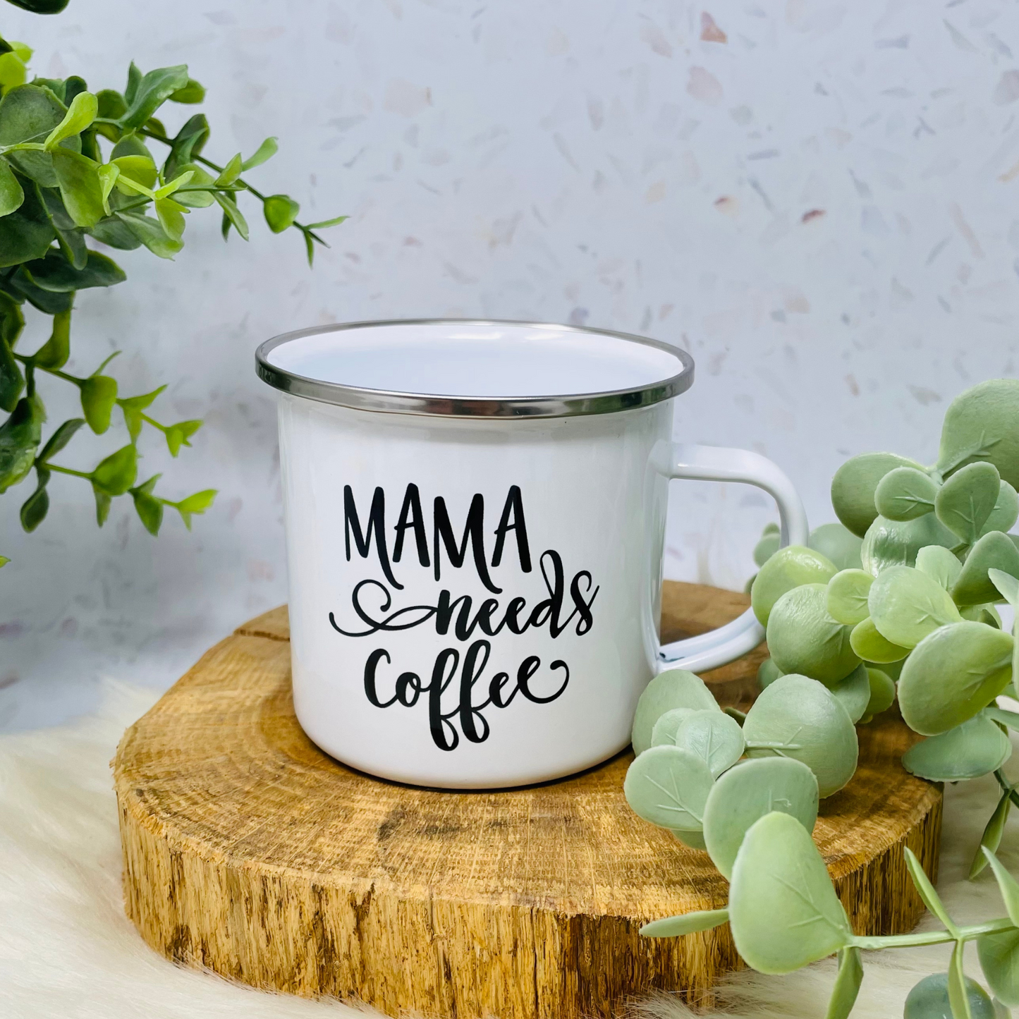 Geschenk Mama Geburt - Tasse Emailletasse Becher Mama needs Coffee