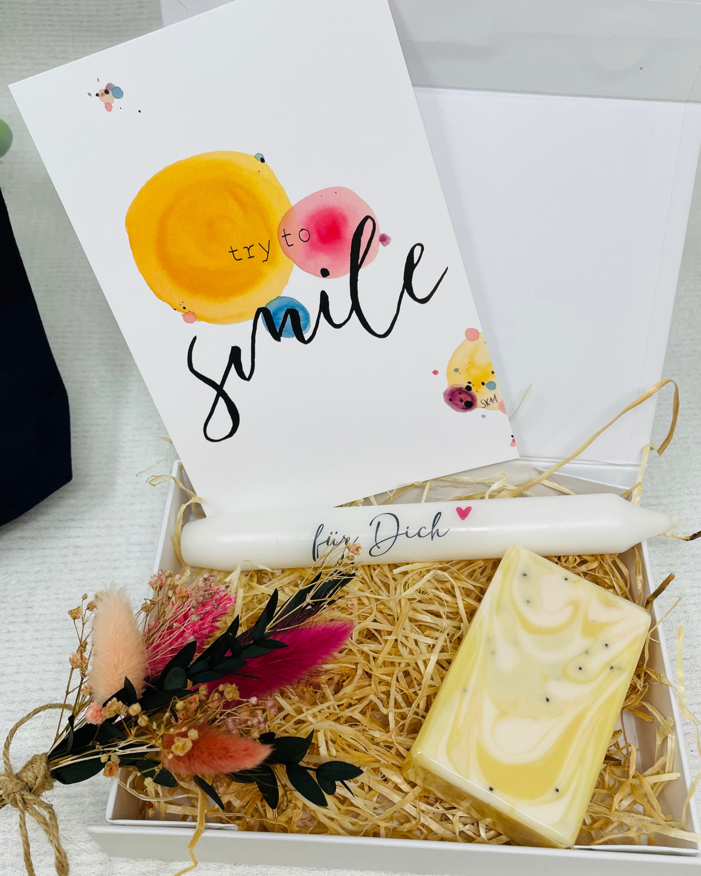 Tolle Geschenkbox "für Dich" in weiß - mit Seife Blossom , Kerze und Kosmetiktasche