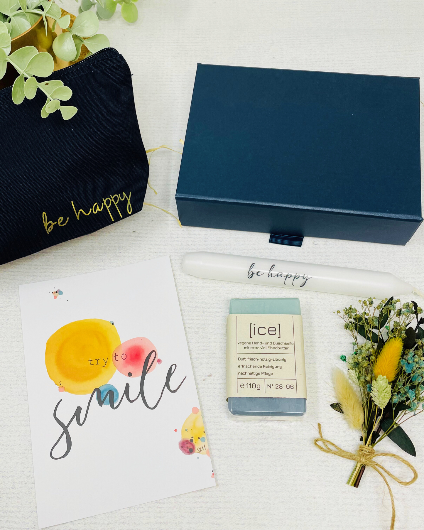 Geschenkeset auch für Männer mit Seife Ice, Kosmetikbeutel und Kerze, Geschenkbox in Blau – Be Happy