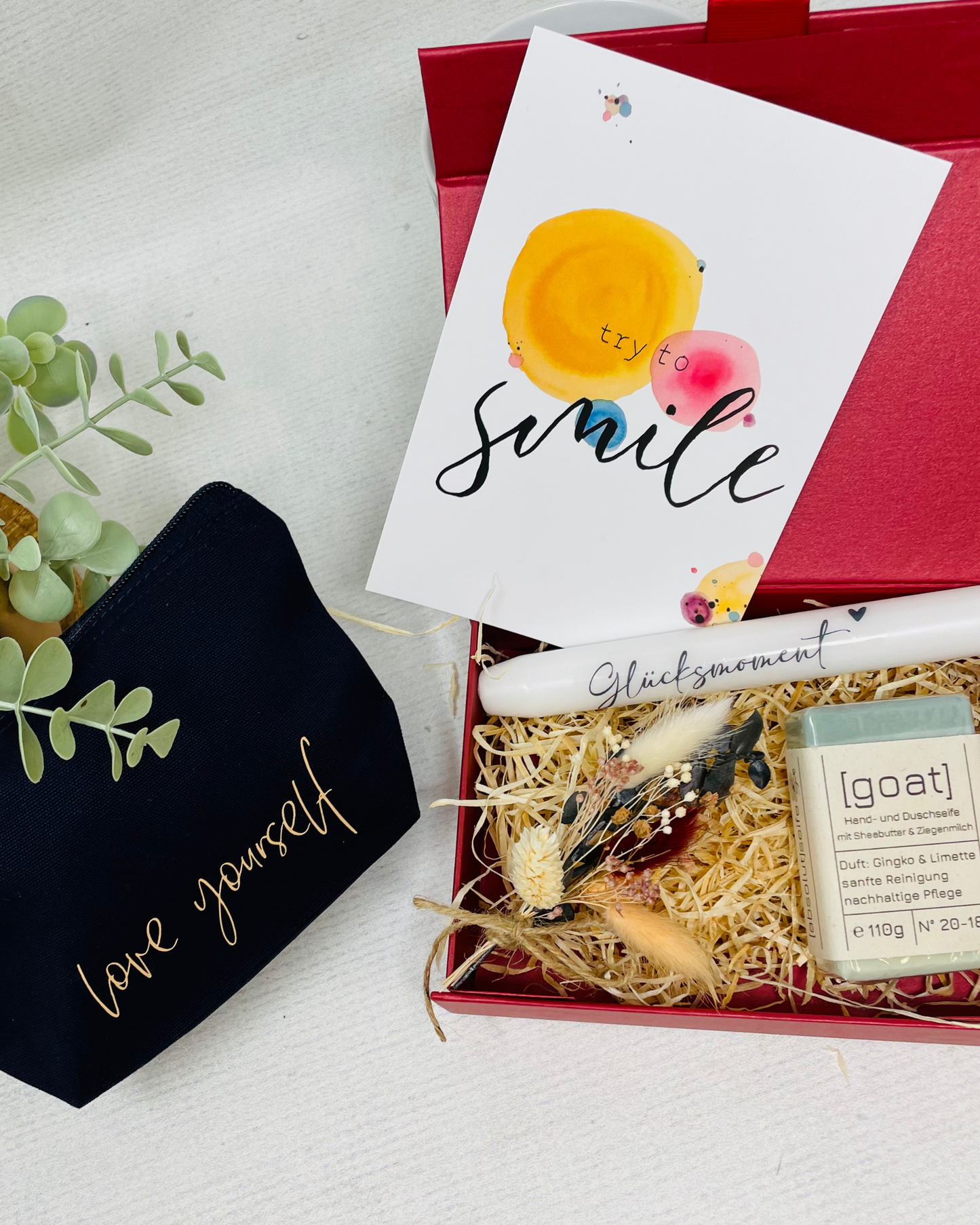Geschenkbox in Rot – Glücksmomente erleben - mit Seife Goat , Kerze und Kosmetiktasche