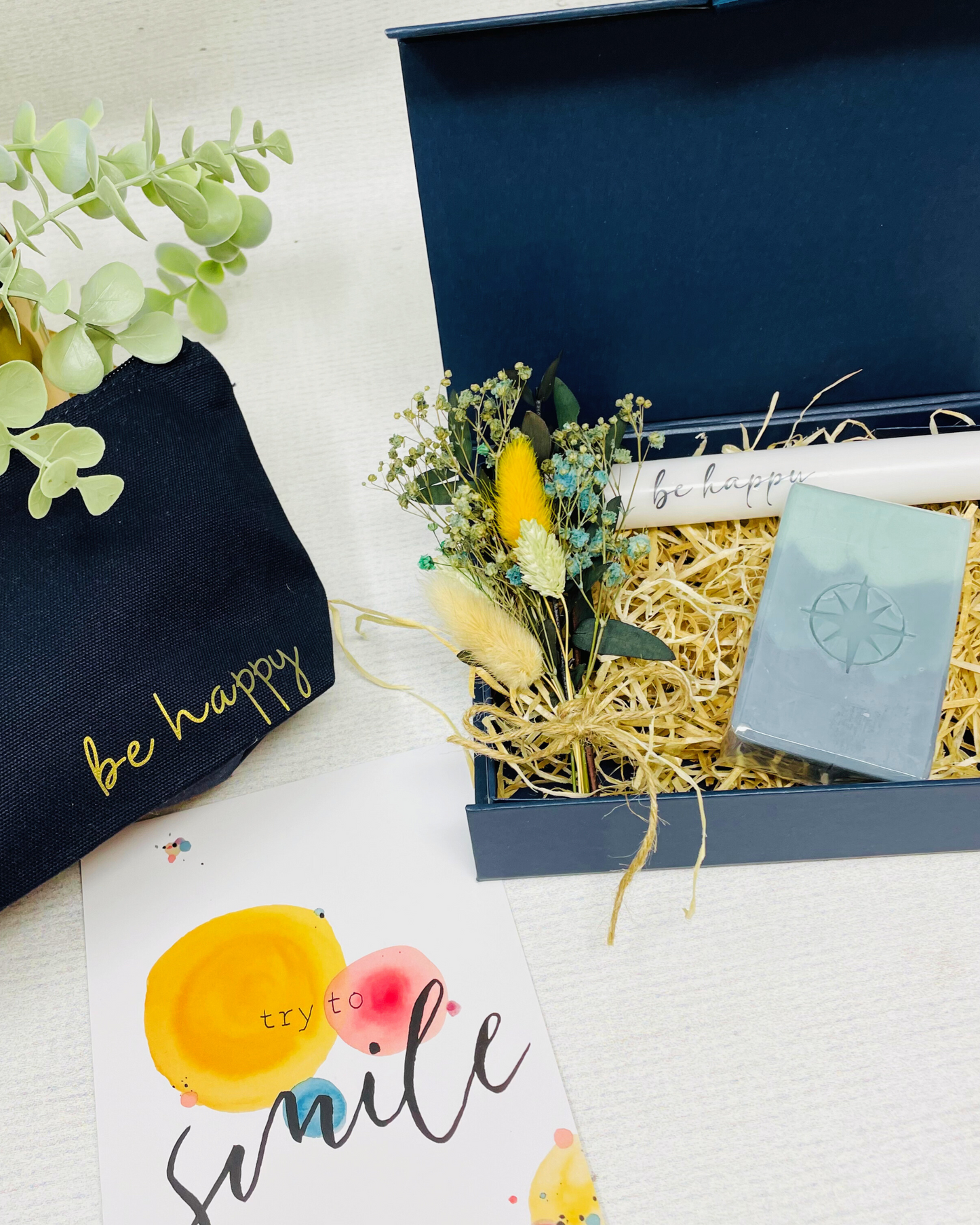 Geschenkeset auch für Männer mit Seife Ice, Kosmetikbeutel und Kerze, Geschenkbox in Blau – Be Happy