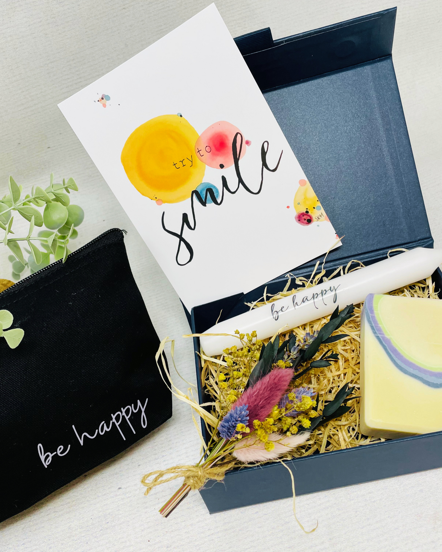 Geschenkbox Blau – Be Happy - Geschenkeset auch für Männer mit Seife Sole, Kosmetikbeutel und Kerze
