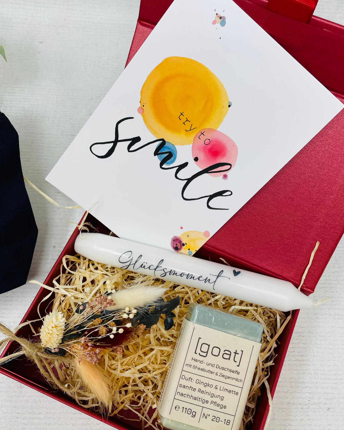 Geschenkbox in Rot – Glücksmomente erleben - mit Seife Goat , Kerze und Kosmetiktasche