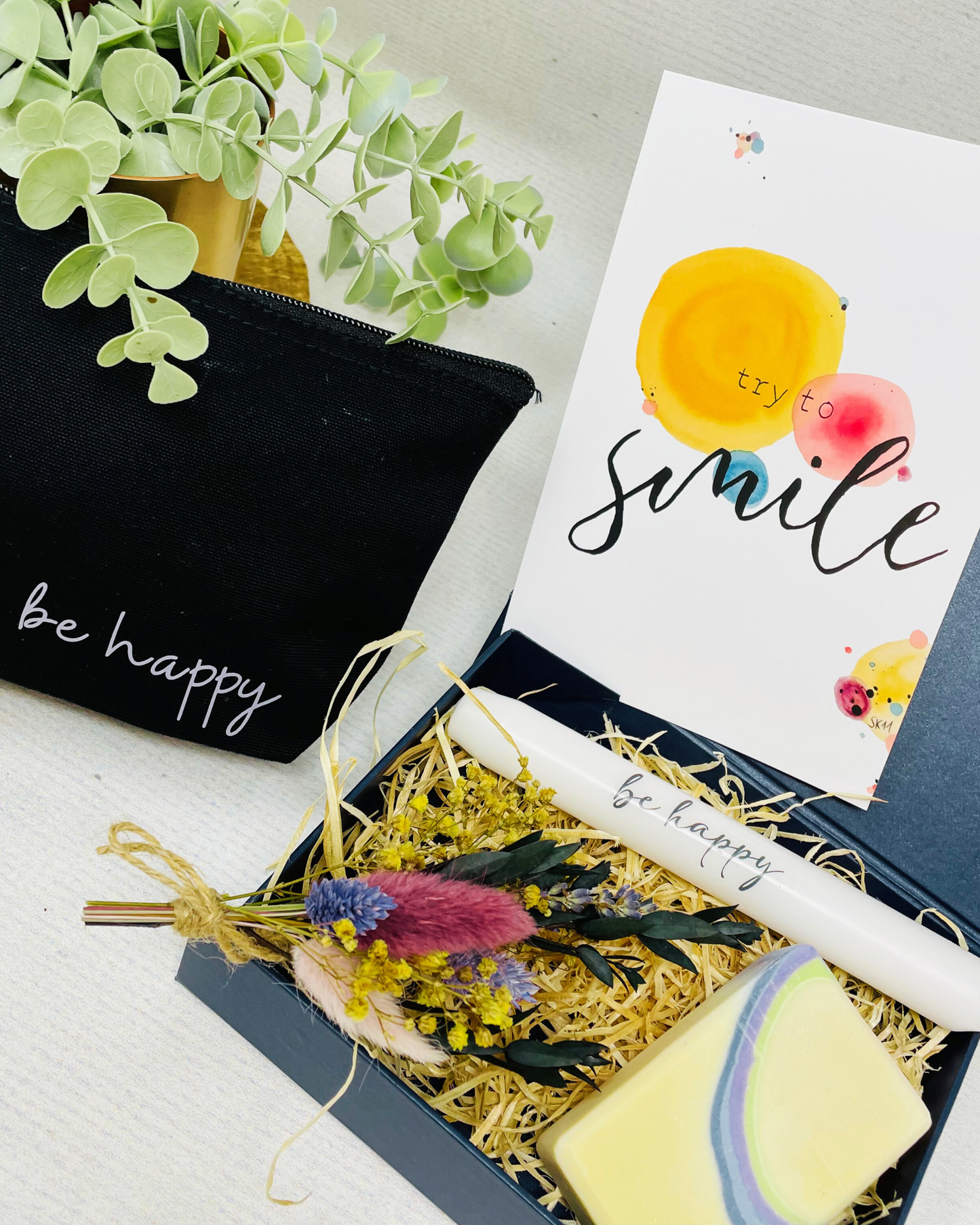 Geschenkbox Blau – Be Happy - Geschenkeset auch für Männer mit Seife Sole, Kosmetikbeutel und Kerze