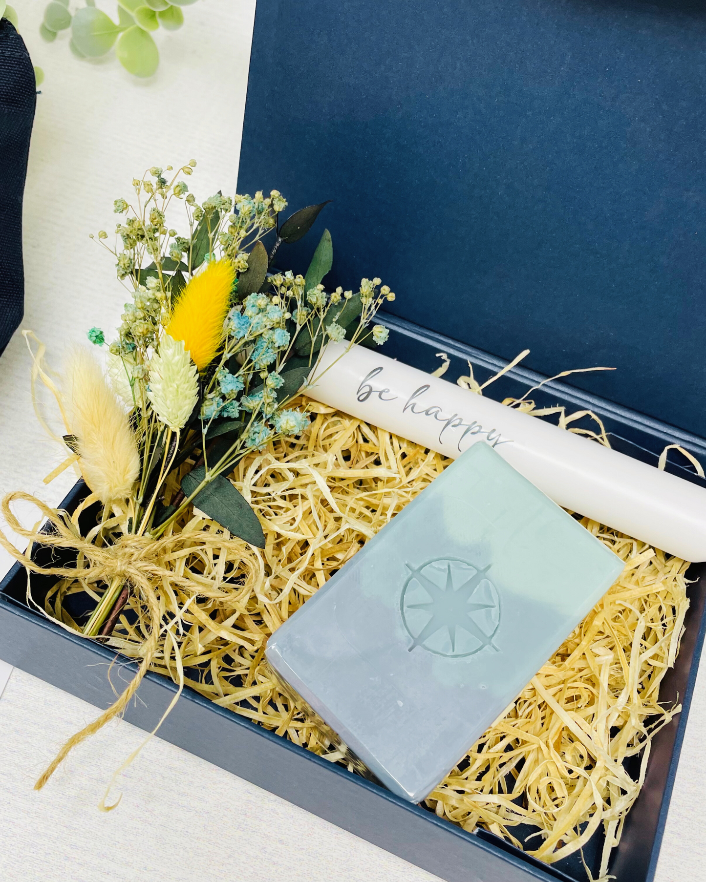 Geschenkeset auch für Männer mit Seife Ice, Kosmetikbeutel und Kerze, Geschenkbox in Blau – Be Happy