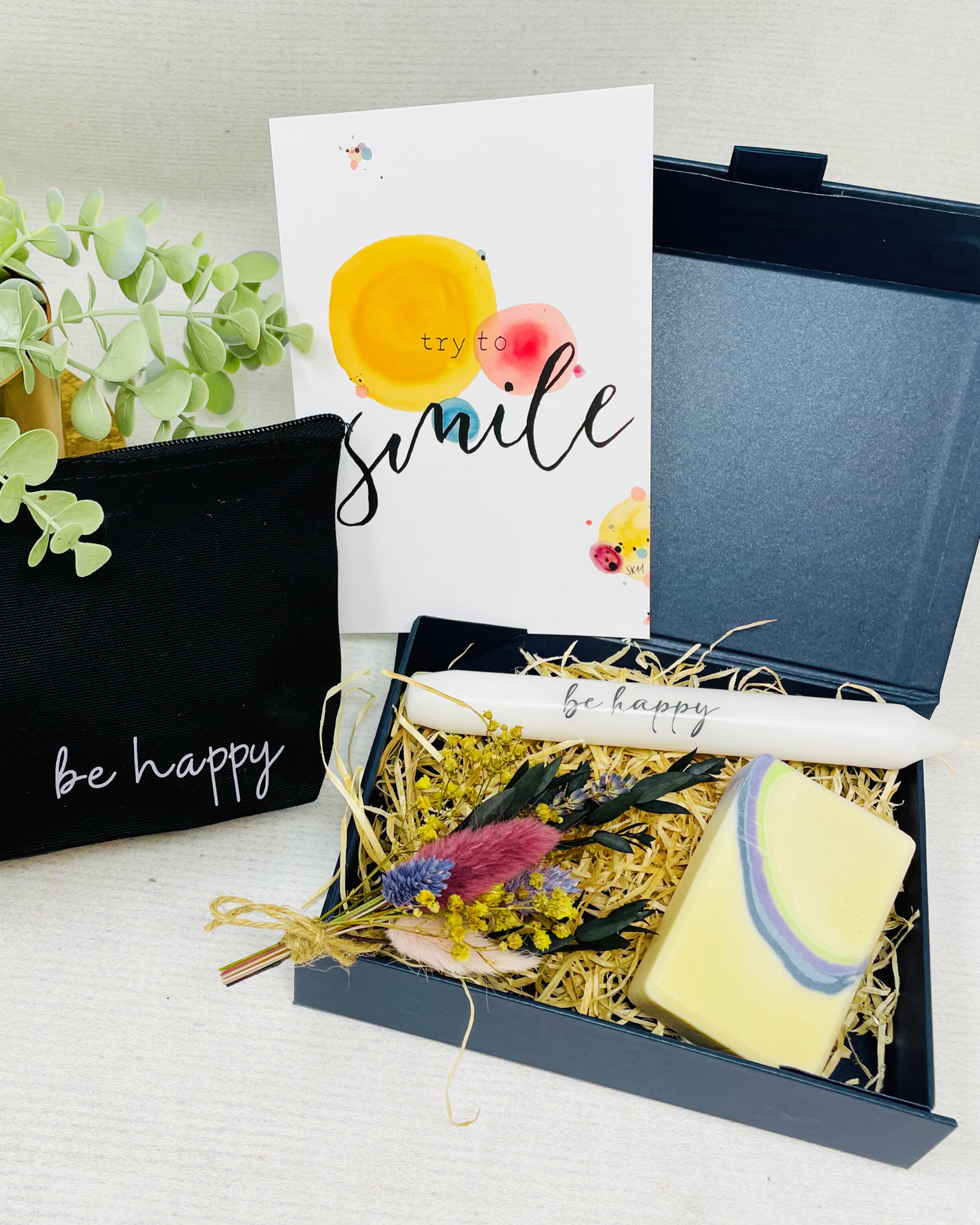 Geschenkbox Blau – Be Happy - Geschenkeset auch für Männer mit Seife Sole, Kosmetikbeutel und Kerze