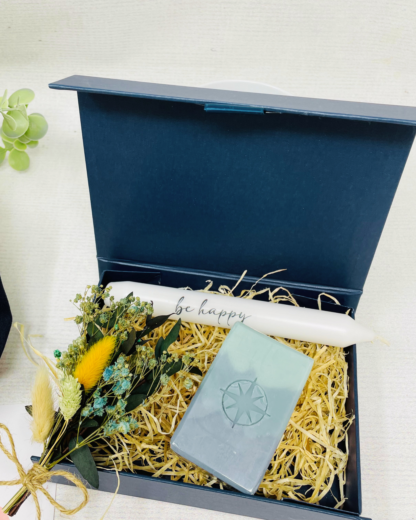 Geschenkeset auch für Männer mit Seife Ice, Kosmetikbeutel und Kerze, Geschenkbox in Blau – Be Happy