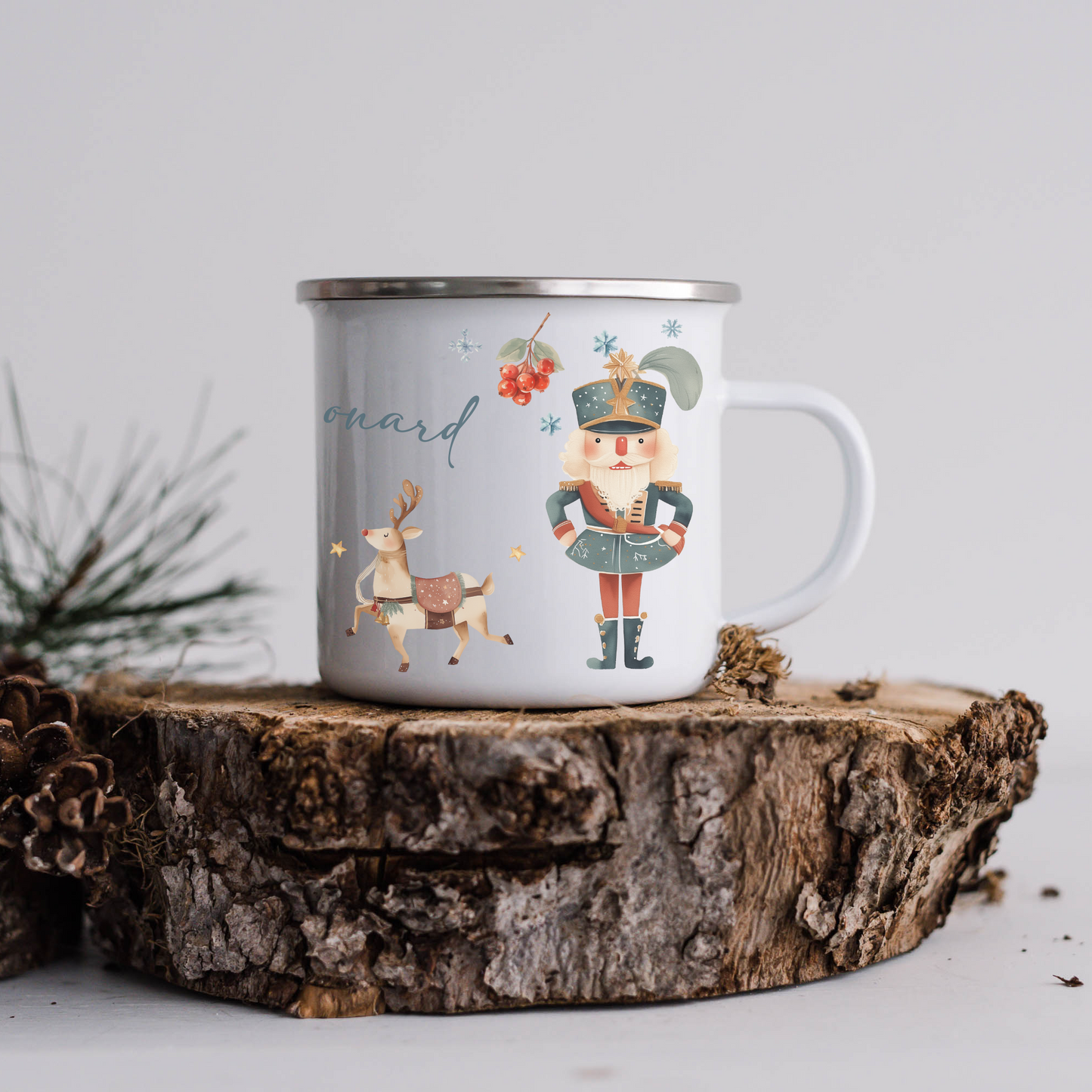 Personalisierter Emaille Becher im Nussknacker-Design – Festliche Tasse für die Weihnachtszeit