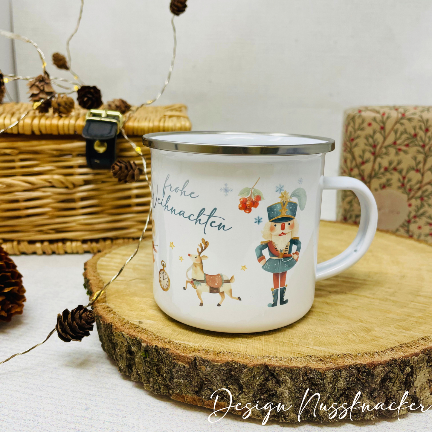 Personalisierter Emaille Becher im Nussknacker-Design – Festliche Tasse für die Weihnachtszeit