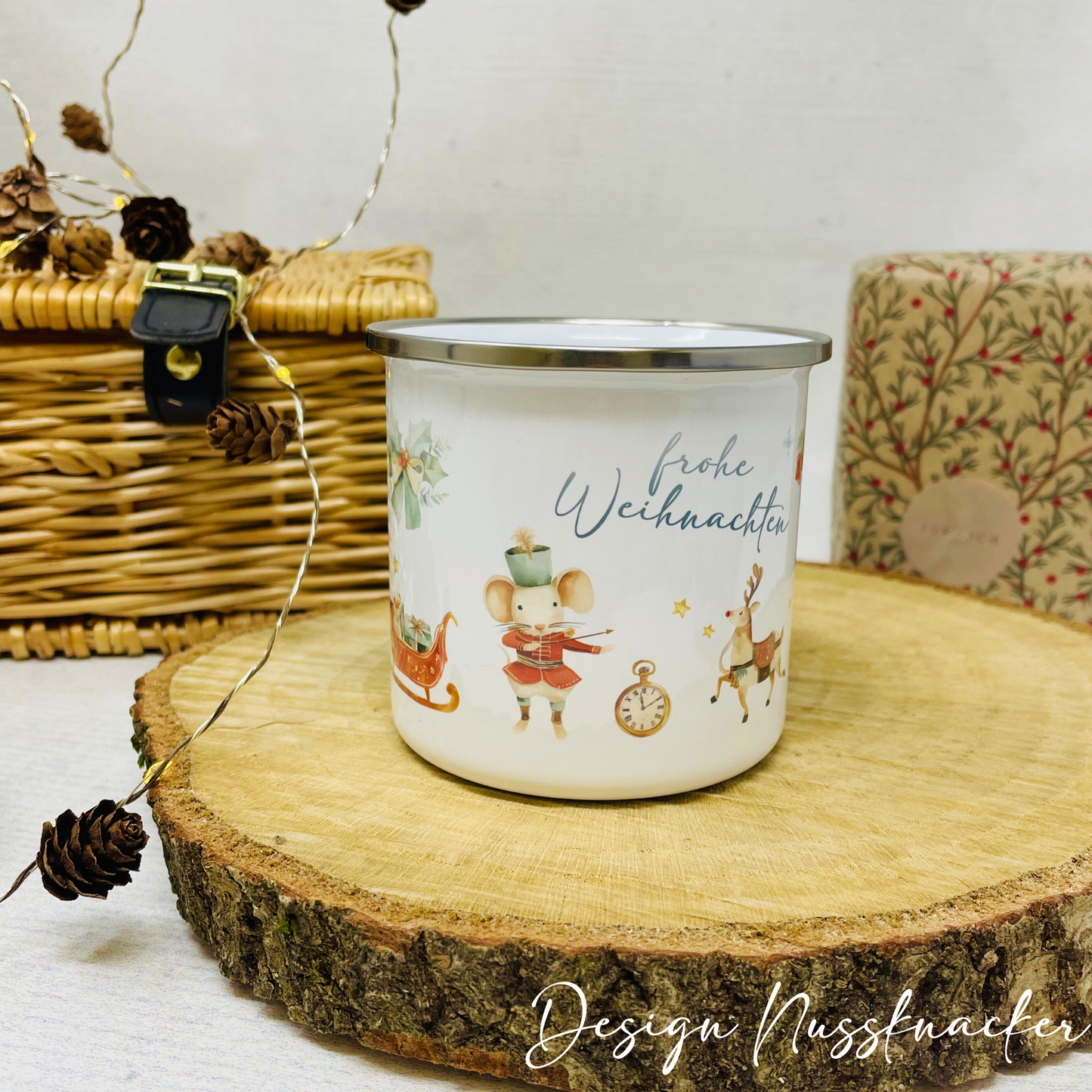 Personalisierter Emaille Becher im Nussknacker-Design – Festliche Tasse für die Weihnachtszeit