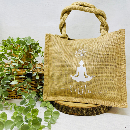 Personalisierte Jutetasche mit Yoga-Motiv & Namen – Stilvolle und nachhaltige Geschenkverpackung